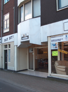 819885 Gezicht op een gedeelte van de winkelpui van het pand Amsterdamsestraatweg 150 (Bladt's Meubelen) te ...